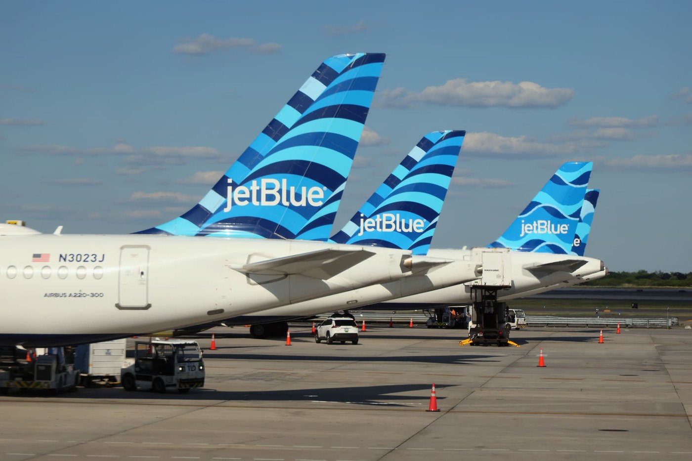 JetBlue posts bigger loss on fuel costs, but CEO says margins improving