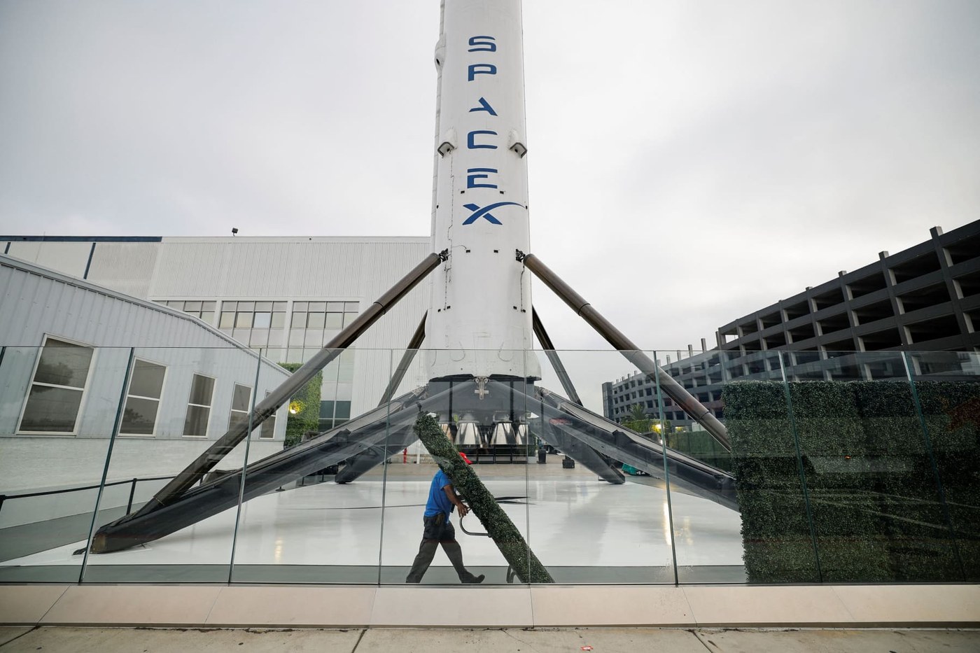 SpaceX deal to acquire spectrum license hammers shares of AT&T, Verizon and T-Mobile