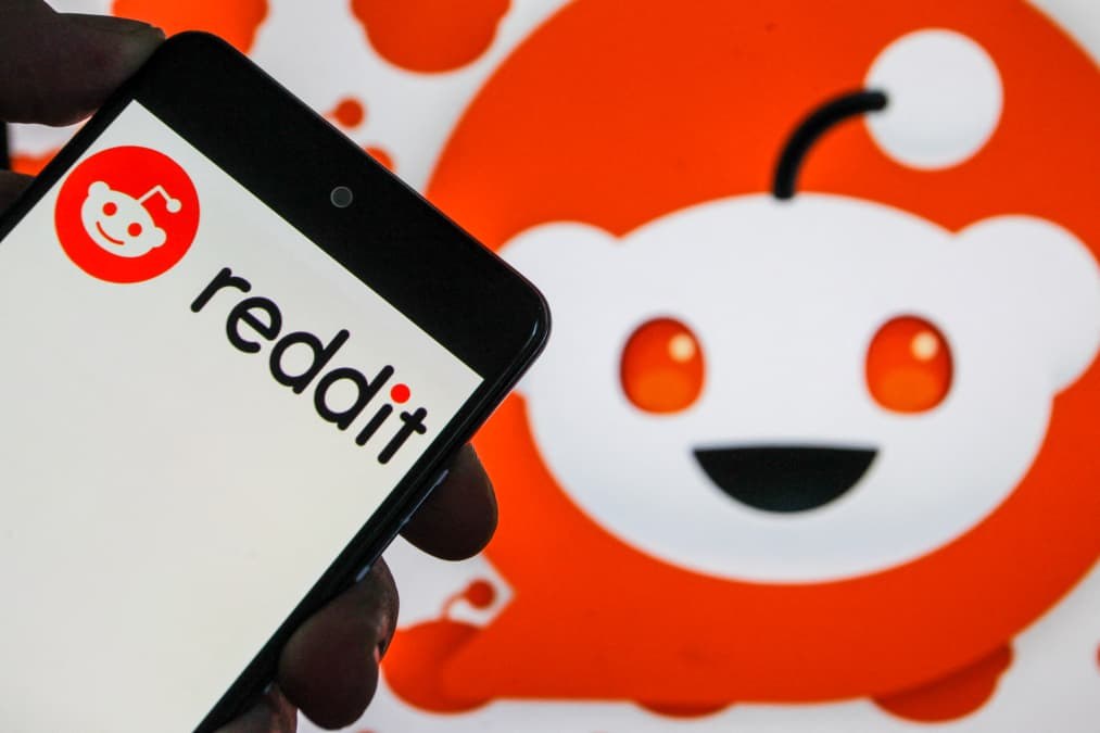 Reddit shares sink on weak sales guidance and plans login requirement test as Google search traffic shrinks